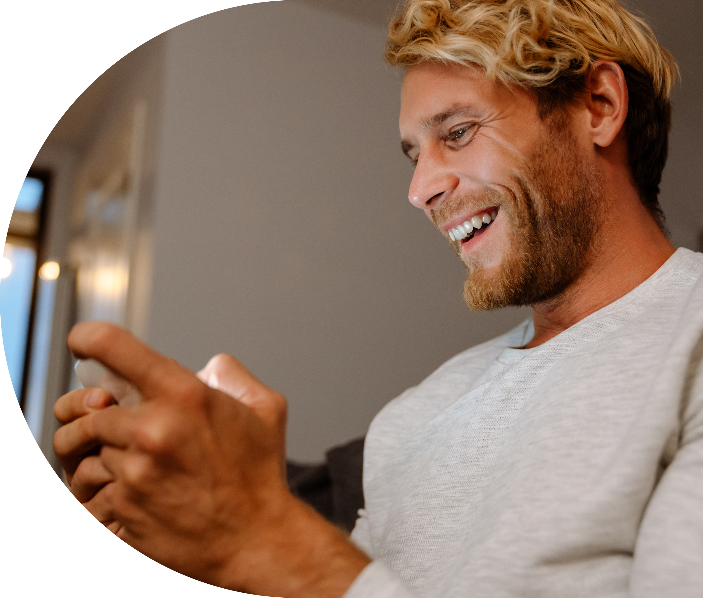 Gars qui regarde sont téléphone