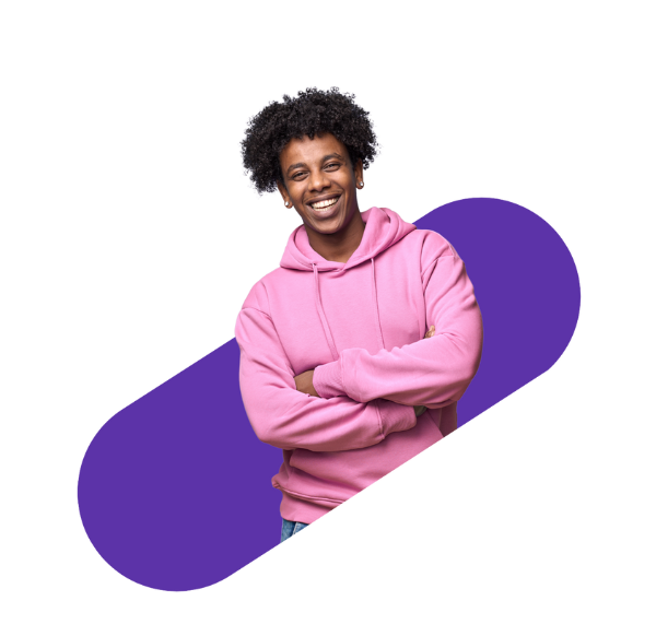 lachende man van voren, armen gekruist, roze trui