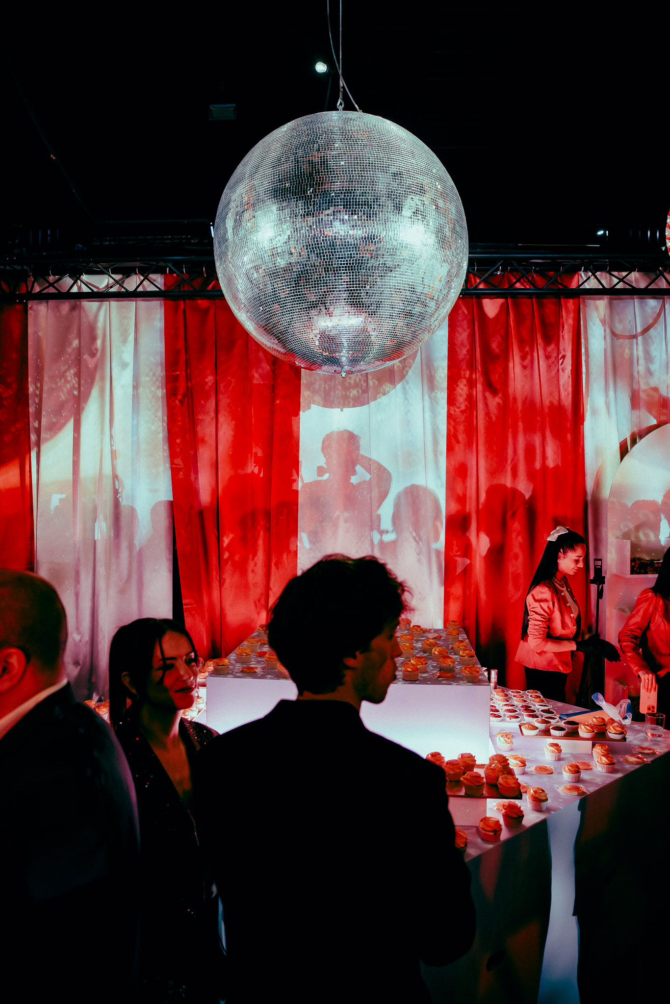 een groep mensen in een kamer met een discobal
