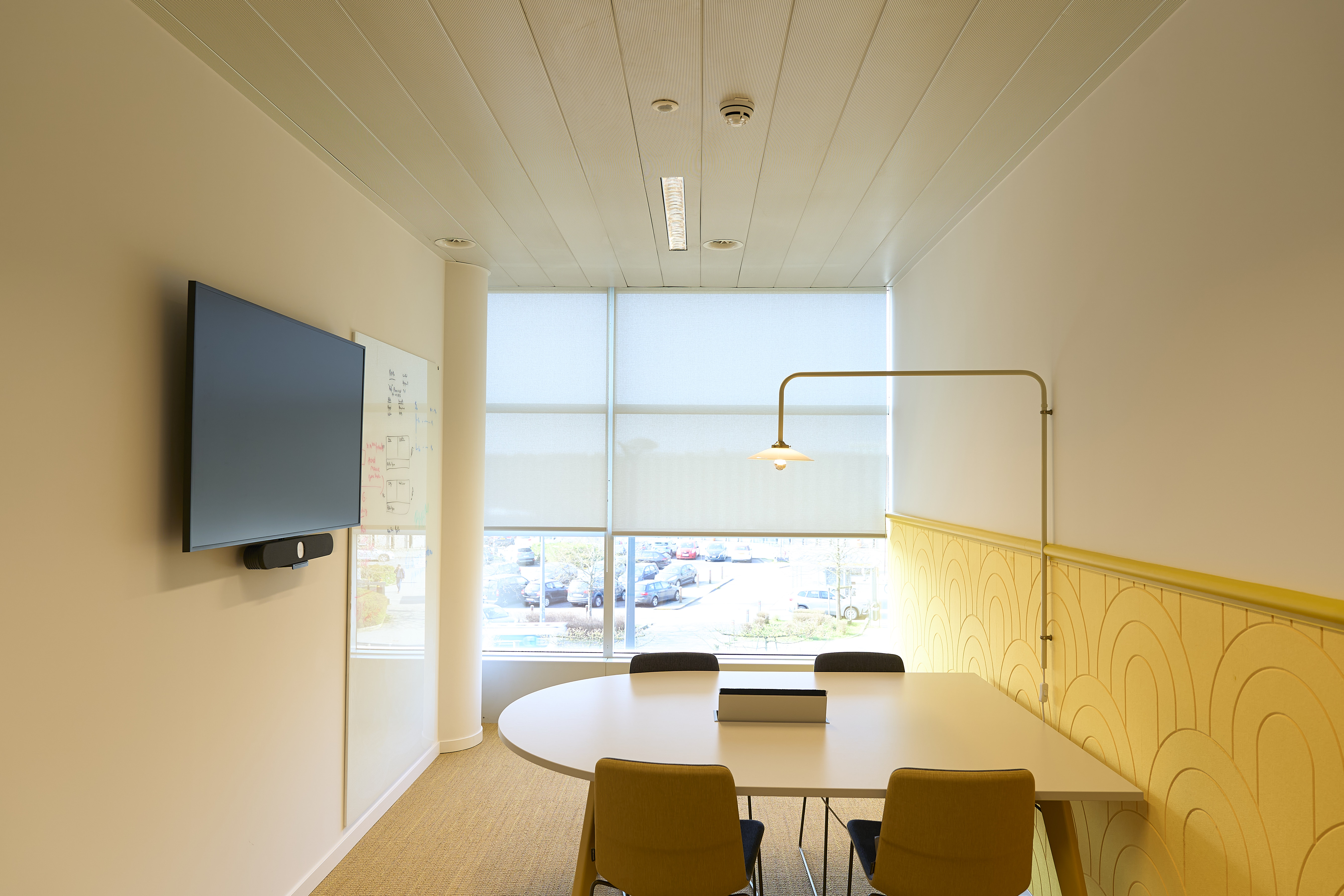 une pièce avec une table et des chaises