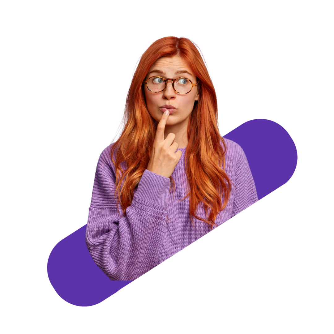 femme rousse à l'expression interrogative mettant son index sur sa bouche