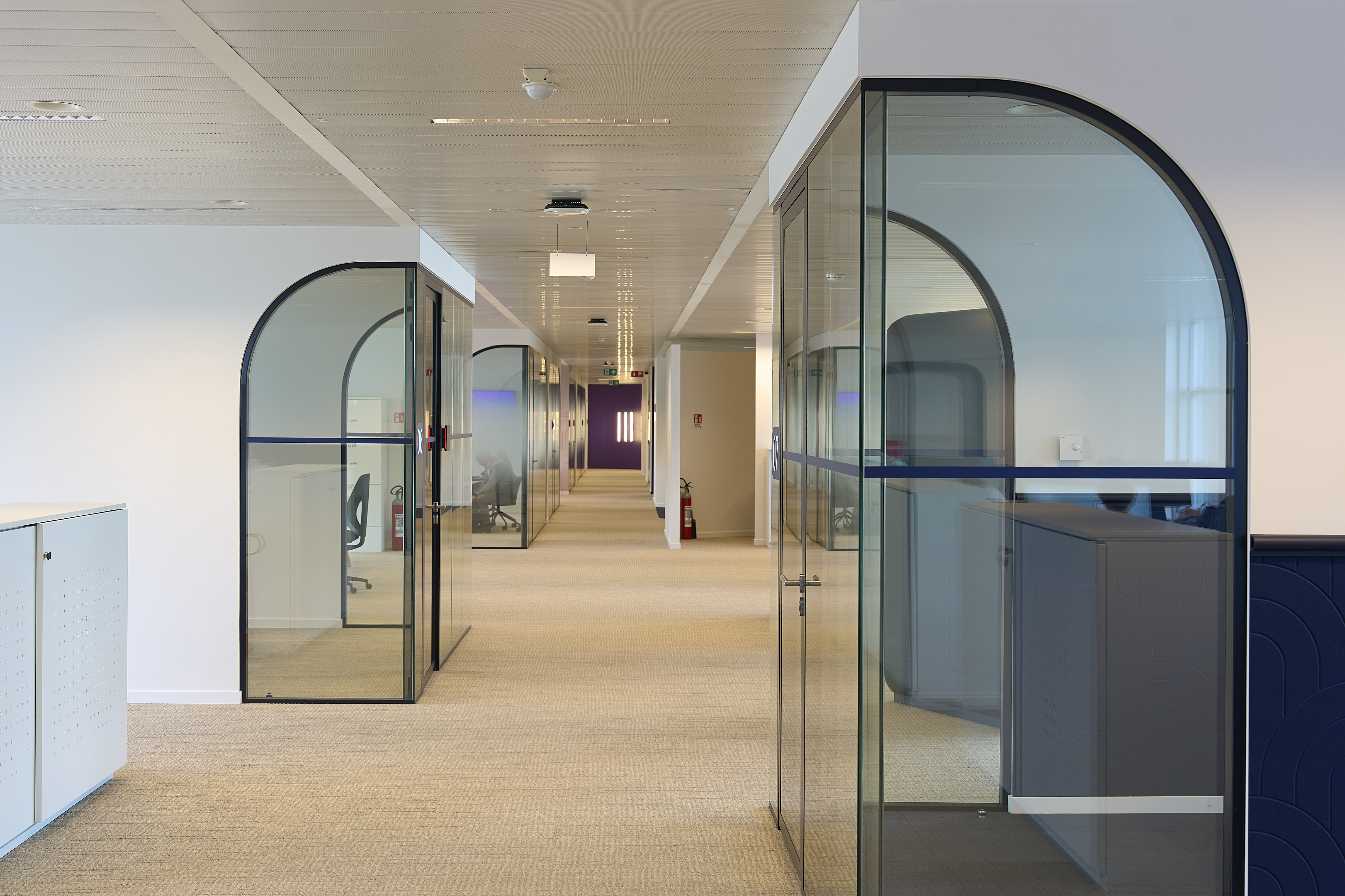 un couloir avec des portes en verre