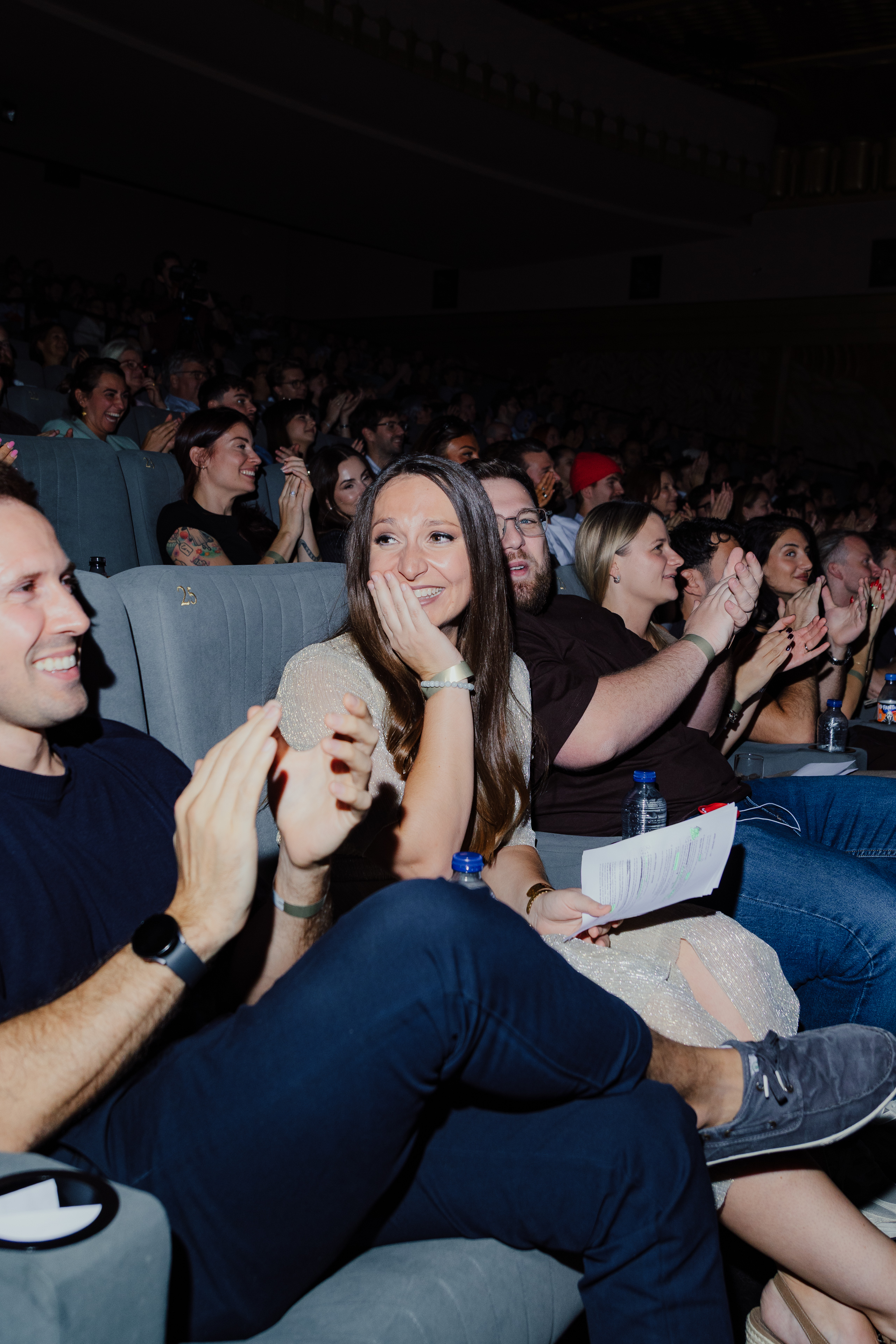 un groupe de personnes assises dans un théâtre