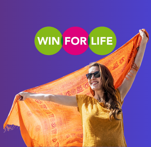 success story win for life festival femme avec un drapeau