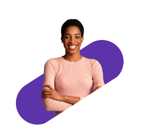 Femme souriante bras croisés