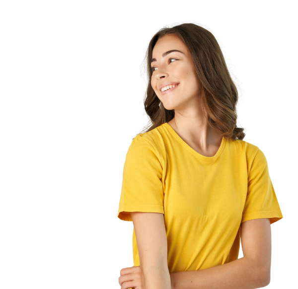 femme souriante regardant vers la droite